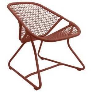 Fermob Zemitě červené zahradní křeslo Sixties s výpletem
