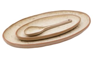 Set dvou béžových keramických talířů a lžíce Kave Home Zunel